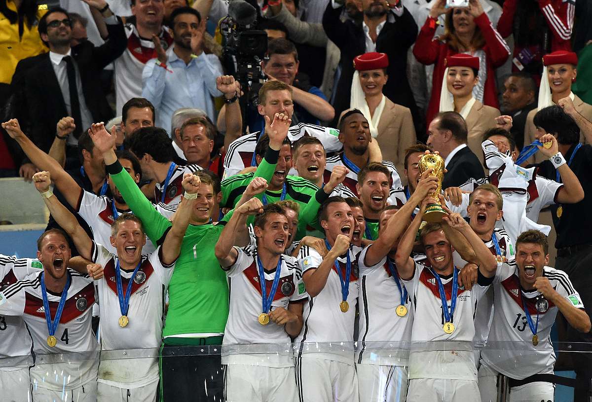 开云-战术调整引发热议！，阿扎伦卡在切尔西比赛中锐不可当上演精彩一战(战术卧倒起立要点归纳)